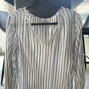 Old Navy woman’s vneck